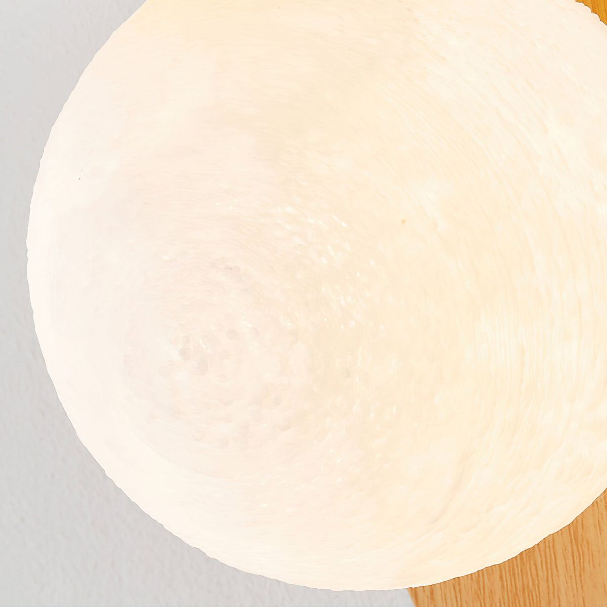 Minimalistische Velmara-Holz-Wandleuchte in Globusform