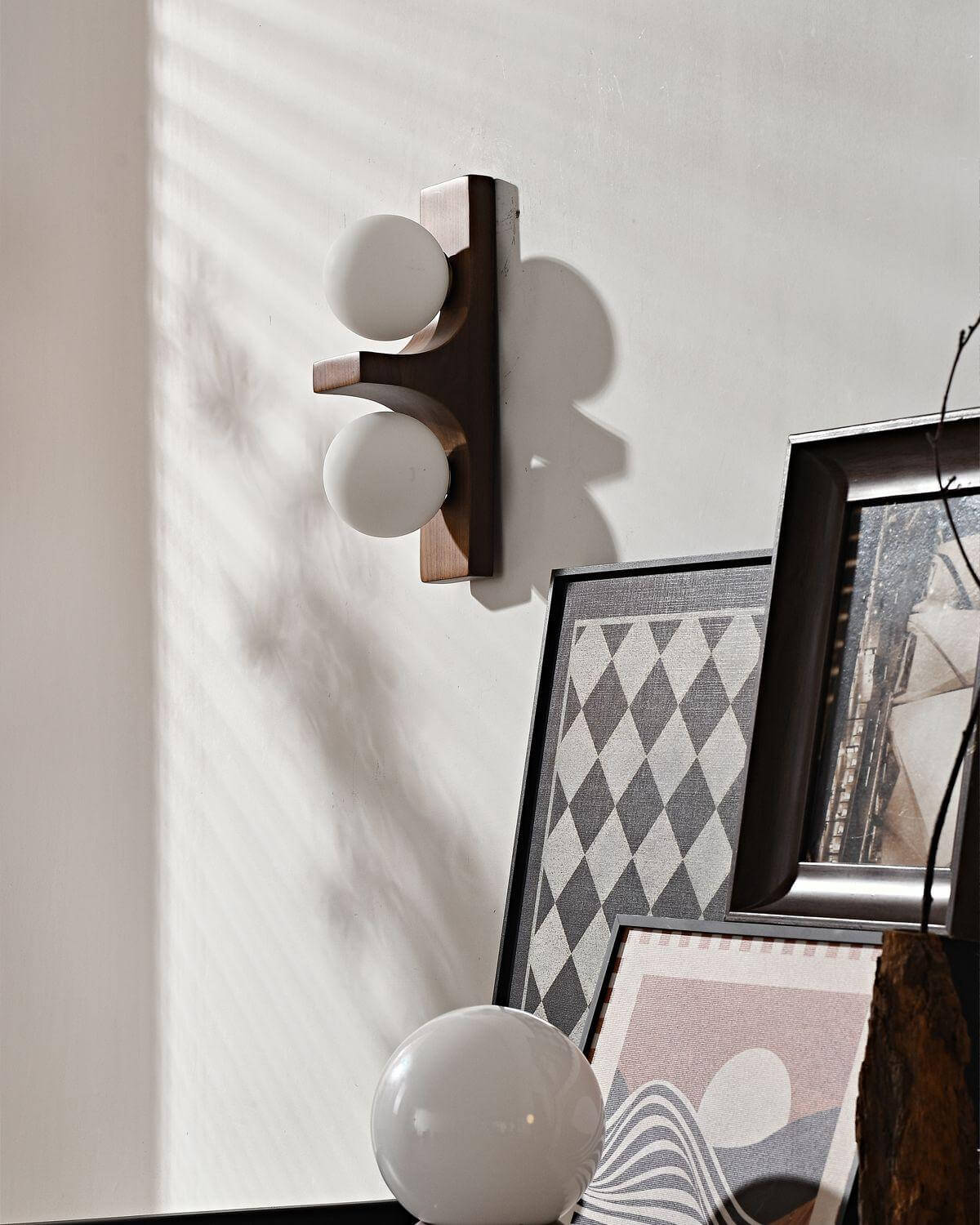 Wandlampe aus Holz mit zwei Kugeln