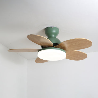 Deckenventilator mit blütenförmigen Holzflügeln