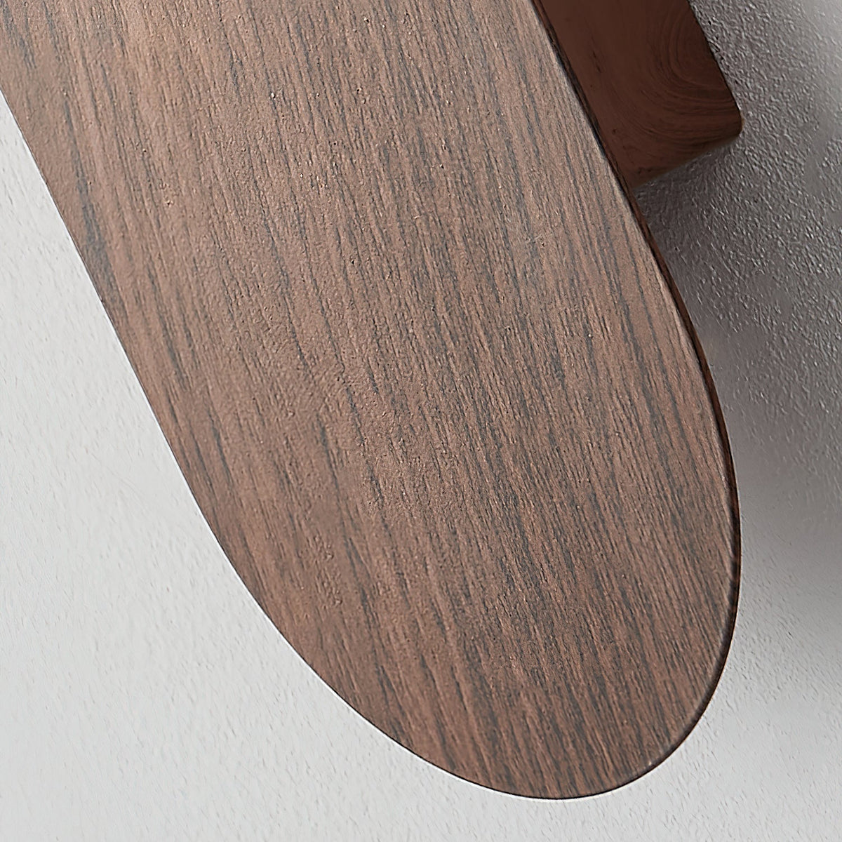Minimalistische Velmara-Holz-Wandleuchte in Globusform