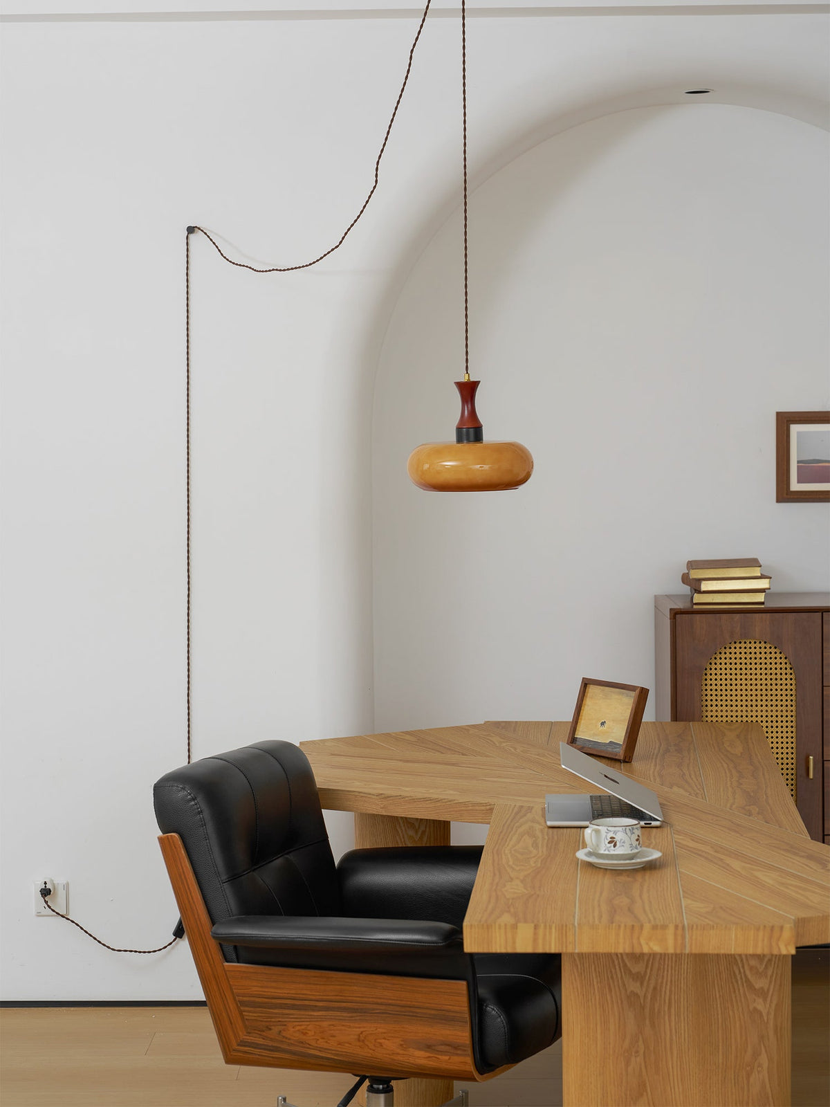 Stecker-Pendelleuchte aus Bernsteinglas