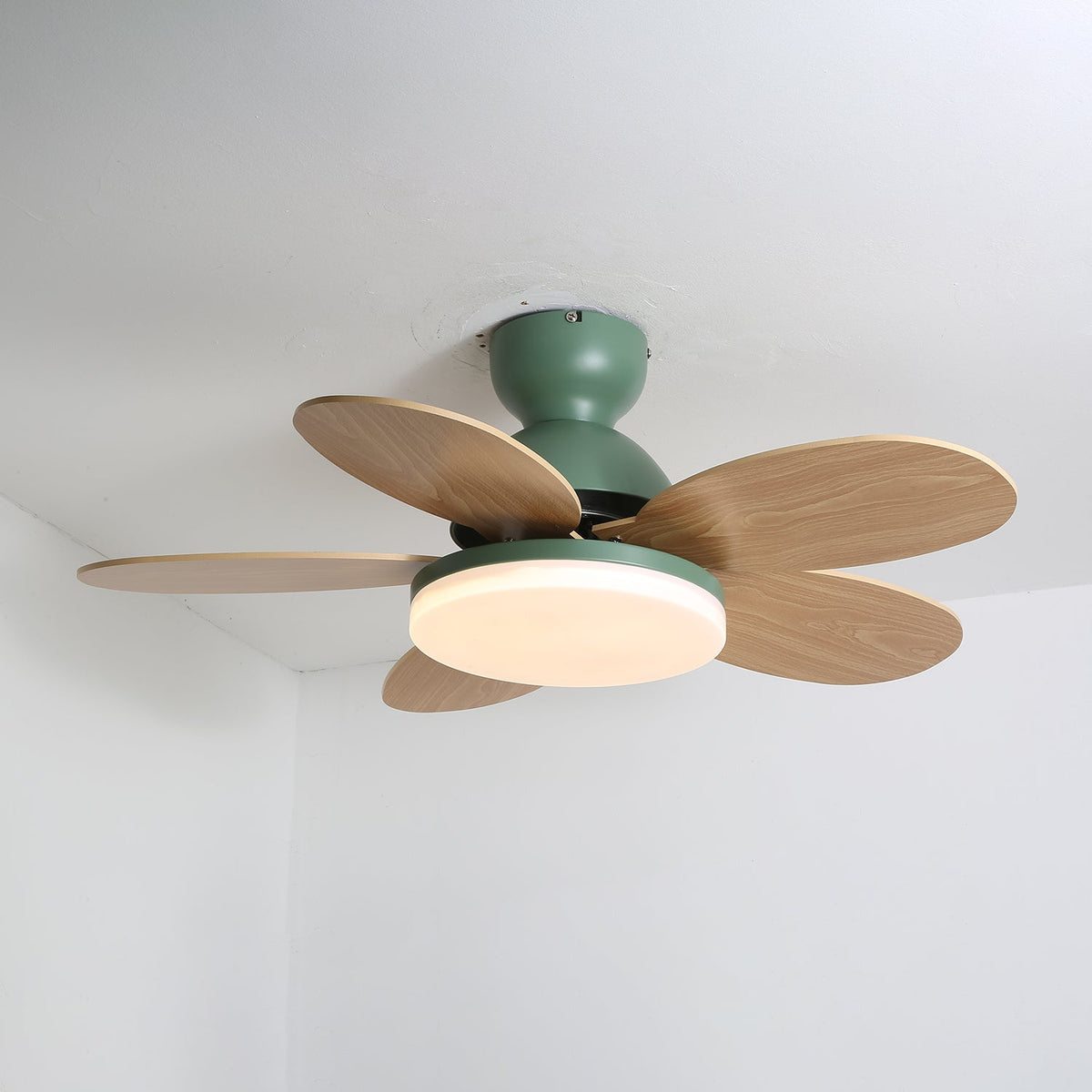 Deckenventilator mit blütenförmigen Holzflügeln