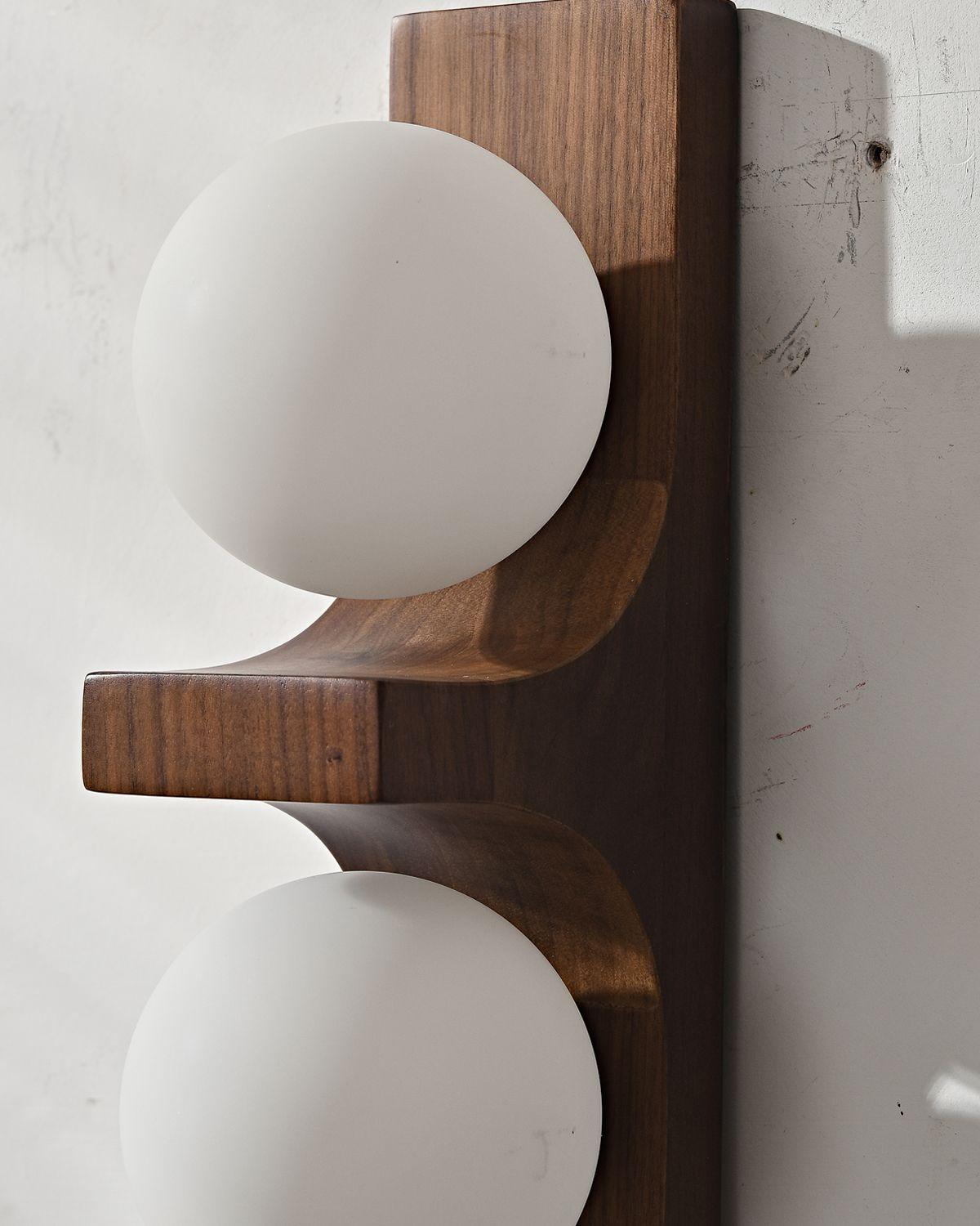 Wandlampe aus Holz mit zwei Kugeln