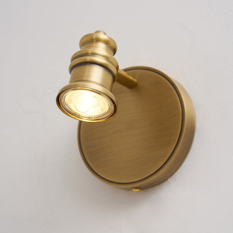 Wandleuchte mit linearem Messingstrahler