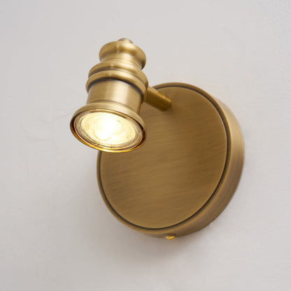 Wandleuchte mit linearem Messingstrahler