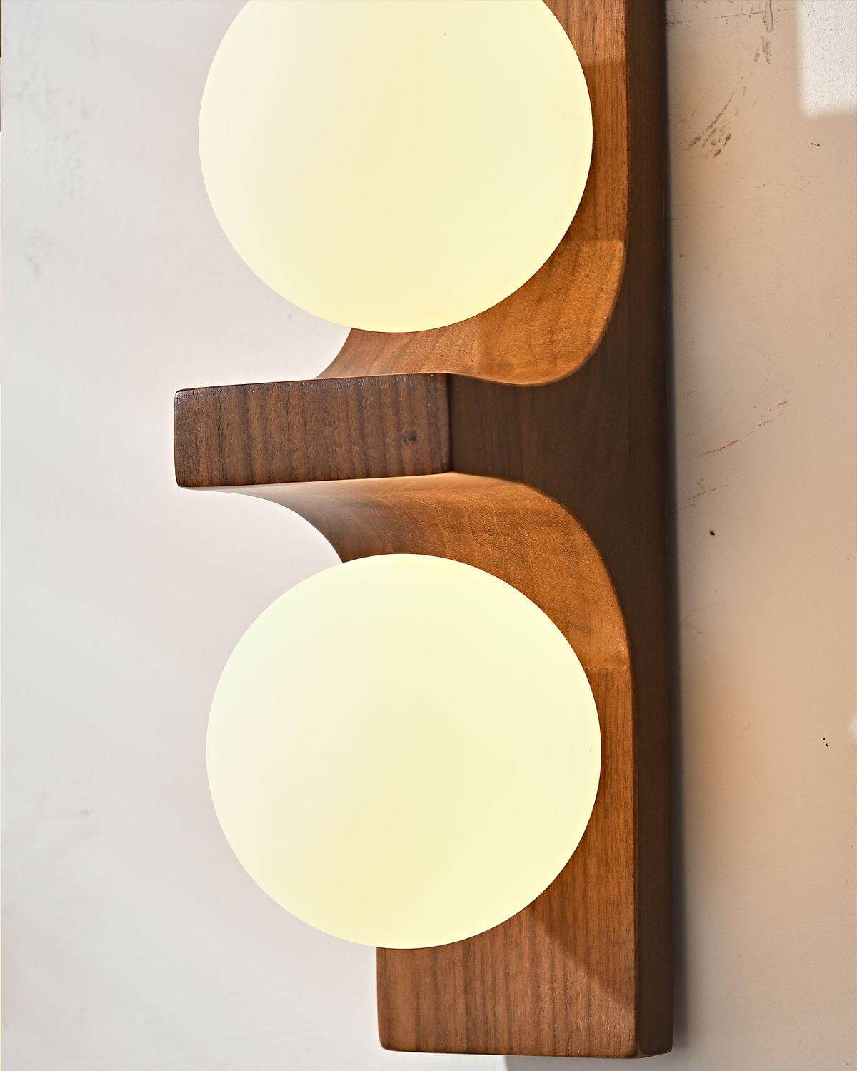 Wandlampe aus Holz mit zwei Kugeln
