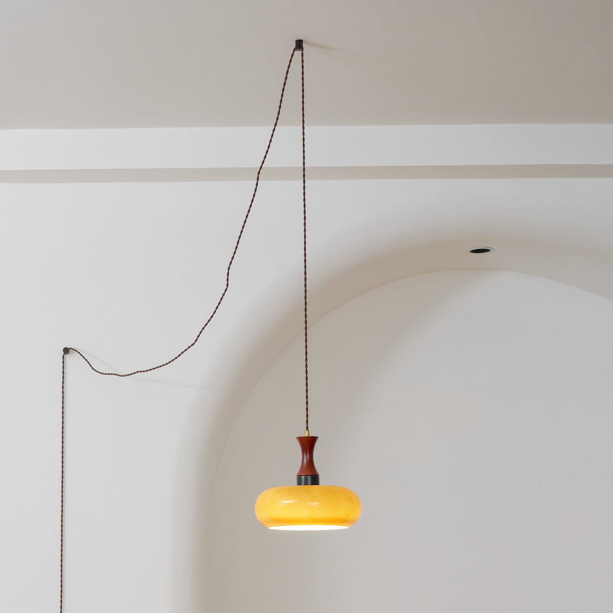 Stecker-Pendelleuchte aus Bernsteinglas