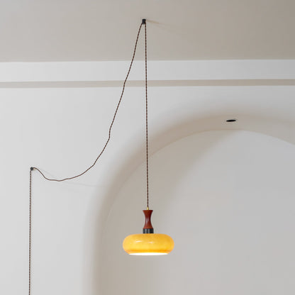 Stecker-Pendelleuchte aus Bernsteinglas