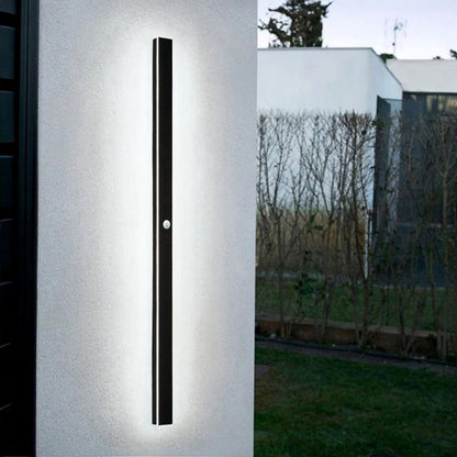 Veldrin minimalistisches, schlankes schwarzes Außen-Wandlicht aus Metall