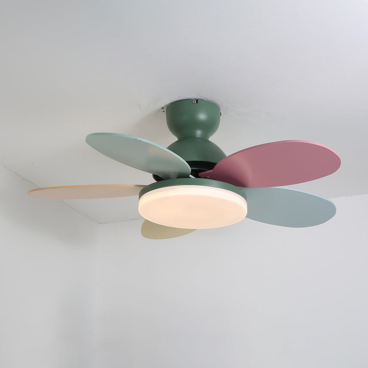 Deckenventilator mit blütenförmigen Holzflügeln