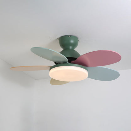 Deckenventilator mit blütenförmigen Holzflügeln
