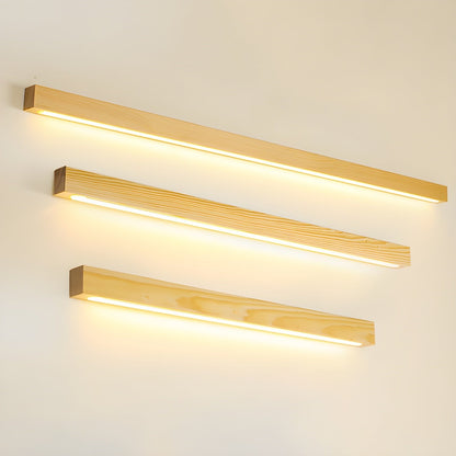 Schlanke lineare Wandleuchte aus Holz