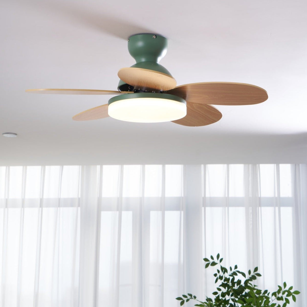 Deckenventilator mit blütenförmigen Holzflügeln