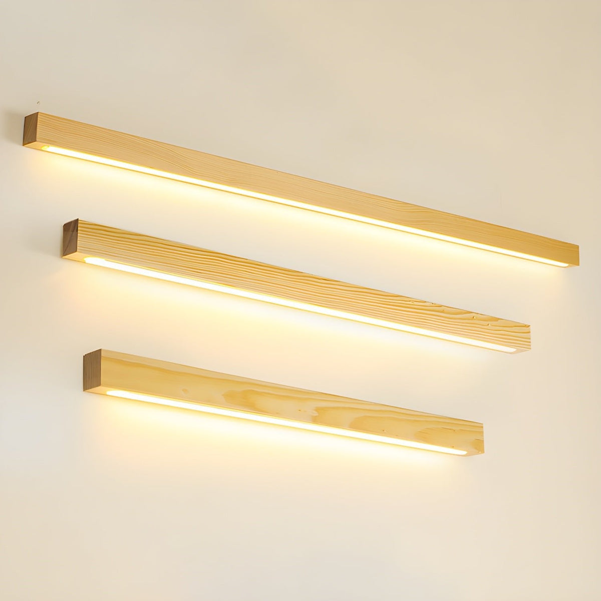 Schlanke lineare Wandleuchte aus Holz