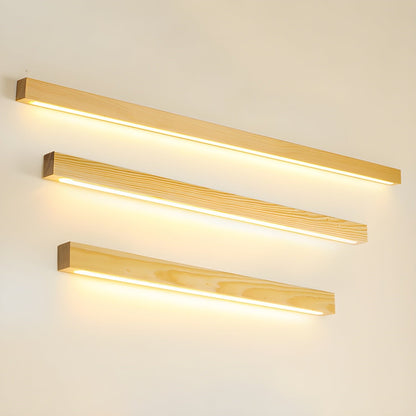 Schlanke lineare Wandleuchte aus Holz