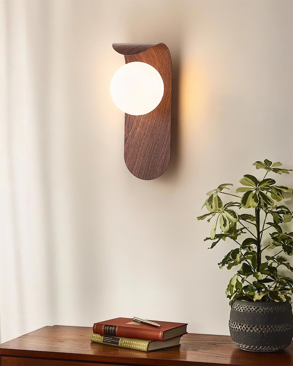 Minimalistische Velmara-Holz-Wandleuchte in Globusform