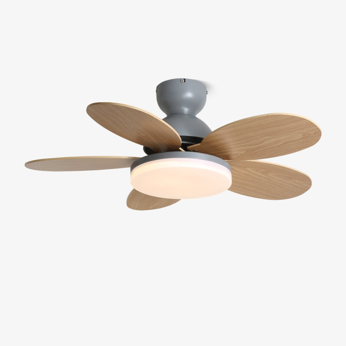 Deckenventilator mit blütenförmigen Holzflügeln