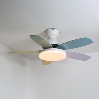 Deckenventilator mit blütenförmigen Holzflügeln