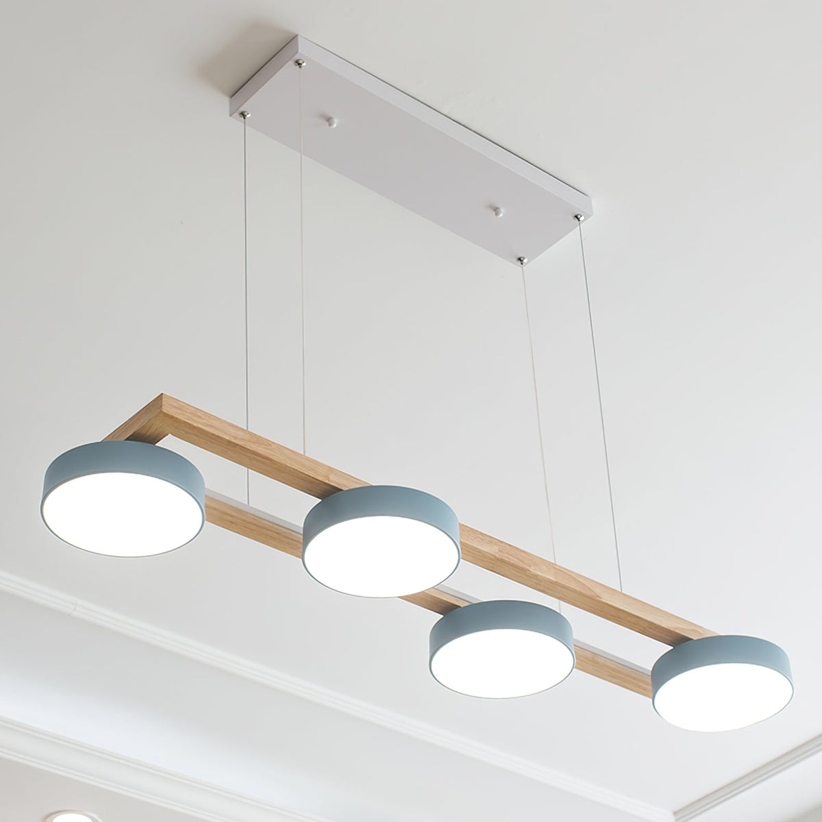 Lineare Holzpendelleuchte mit Vogelmotiv