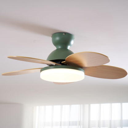 Deckenventilator mit blütenförmigen Holzflügeln