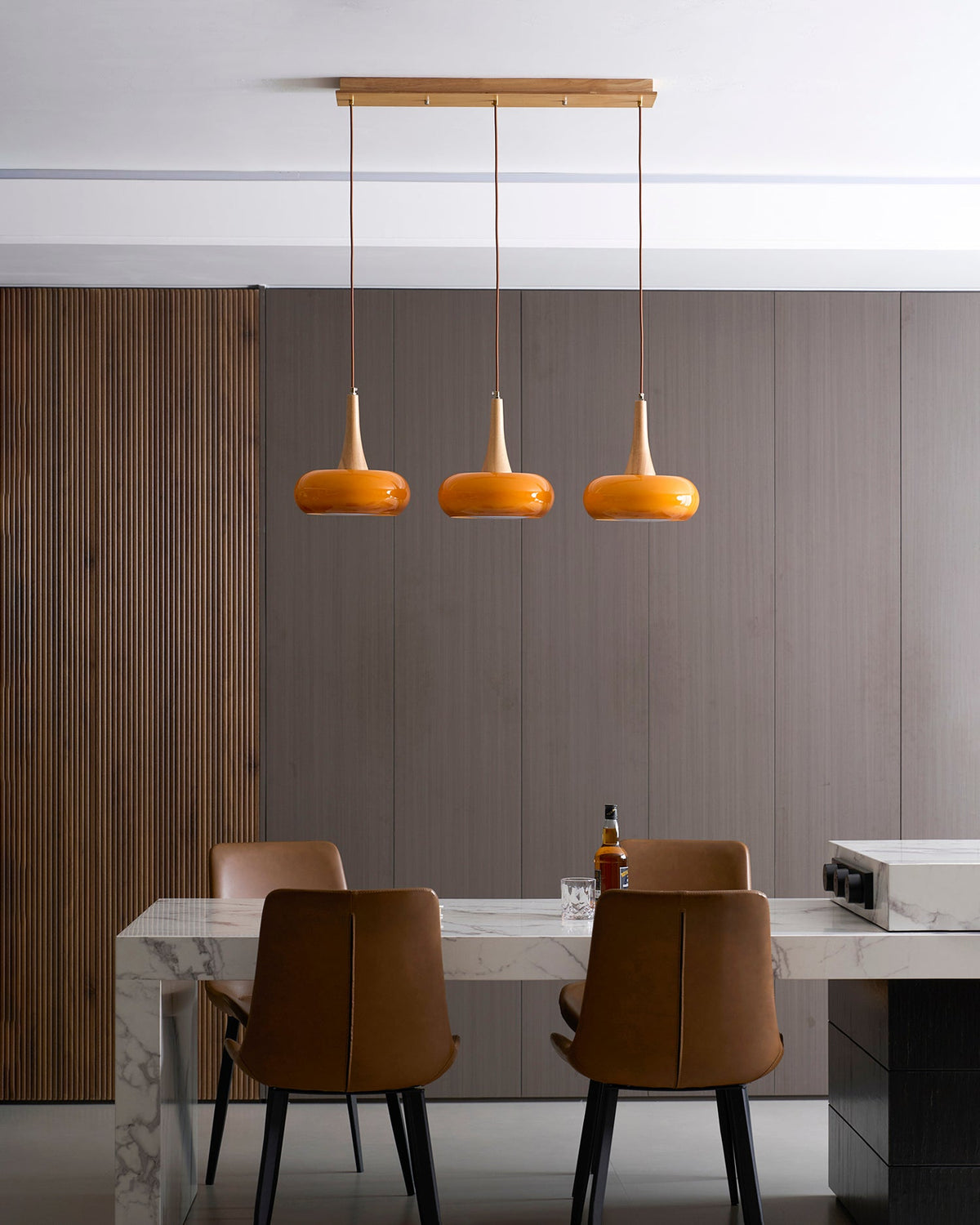 Pendelleuchte aus Kieselglas und Holz