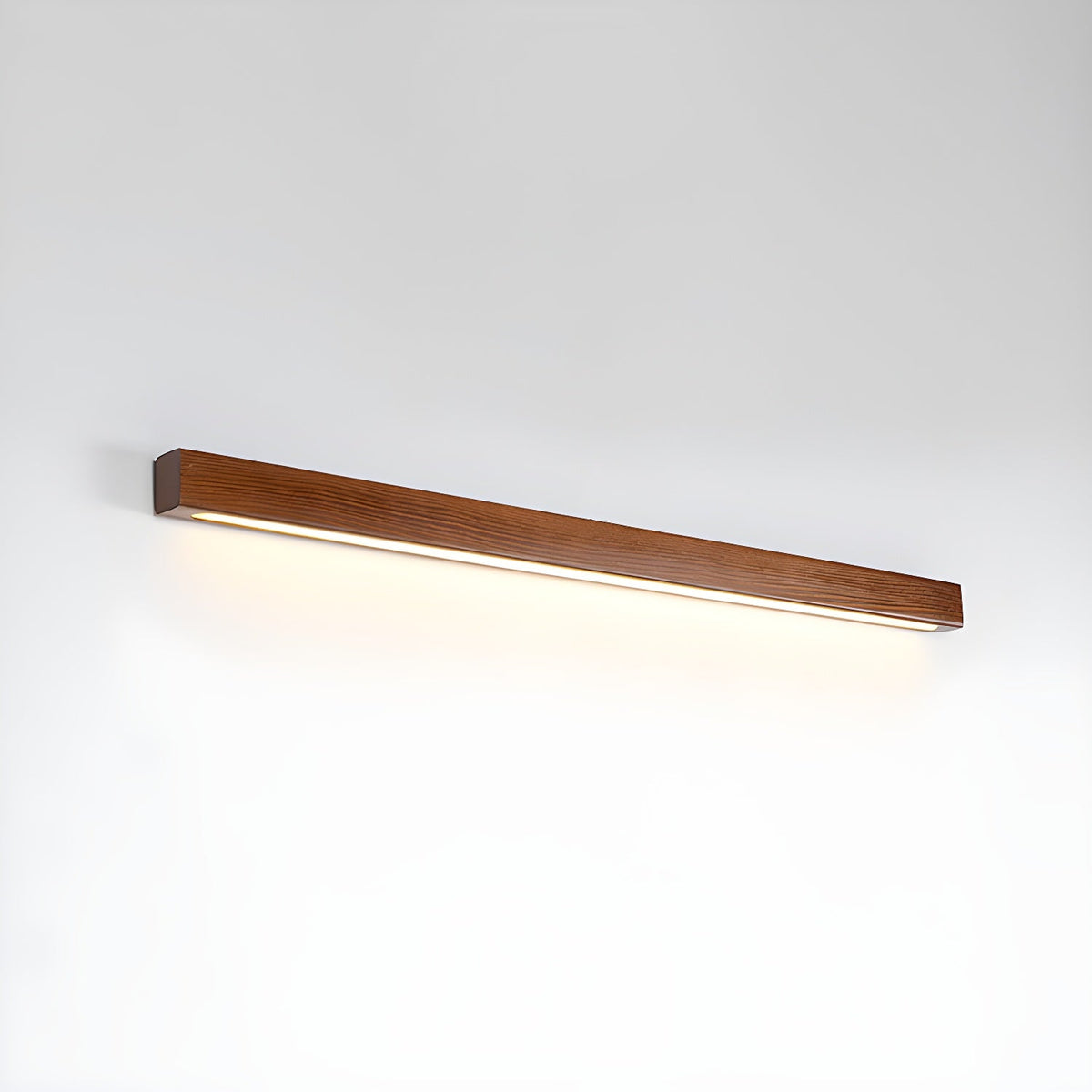 Schlanke lineare Wandleuchte aus Holz