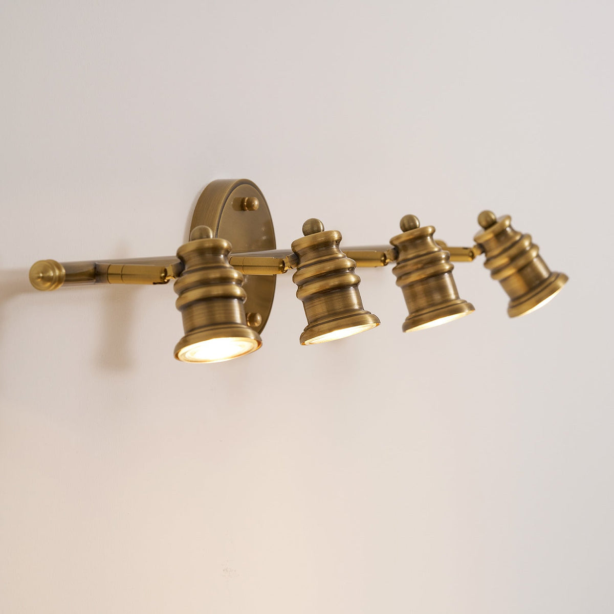 Wandleuchte mit linearem Messingstrahler