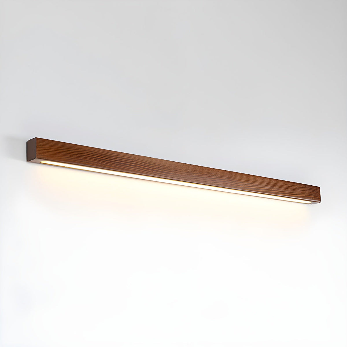Schlanke lineare Wandleuchte aus Holz