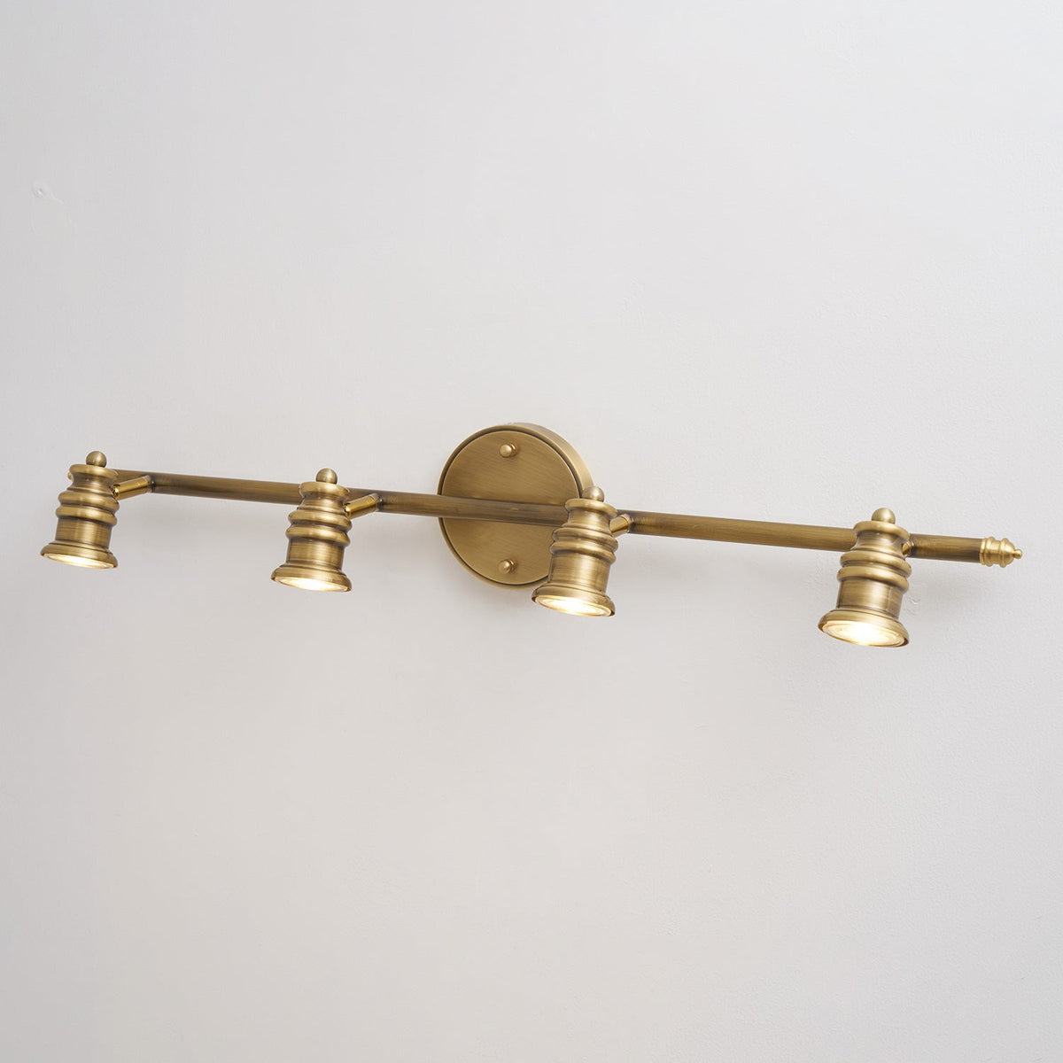 Wandleuchte mit linearem Messingstrahler
