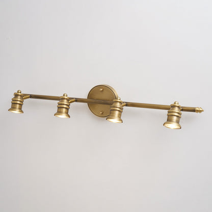 Wandleuchte mit linearem Messingstrahler