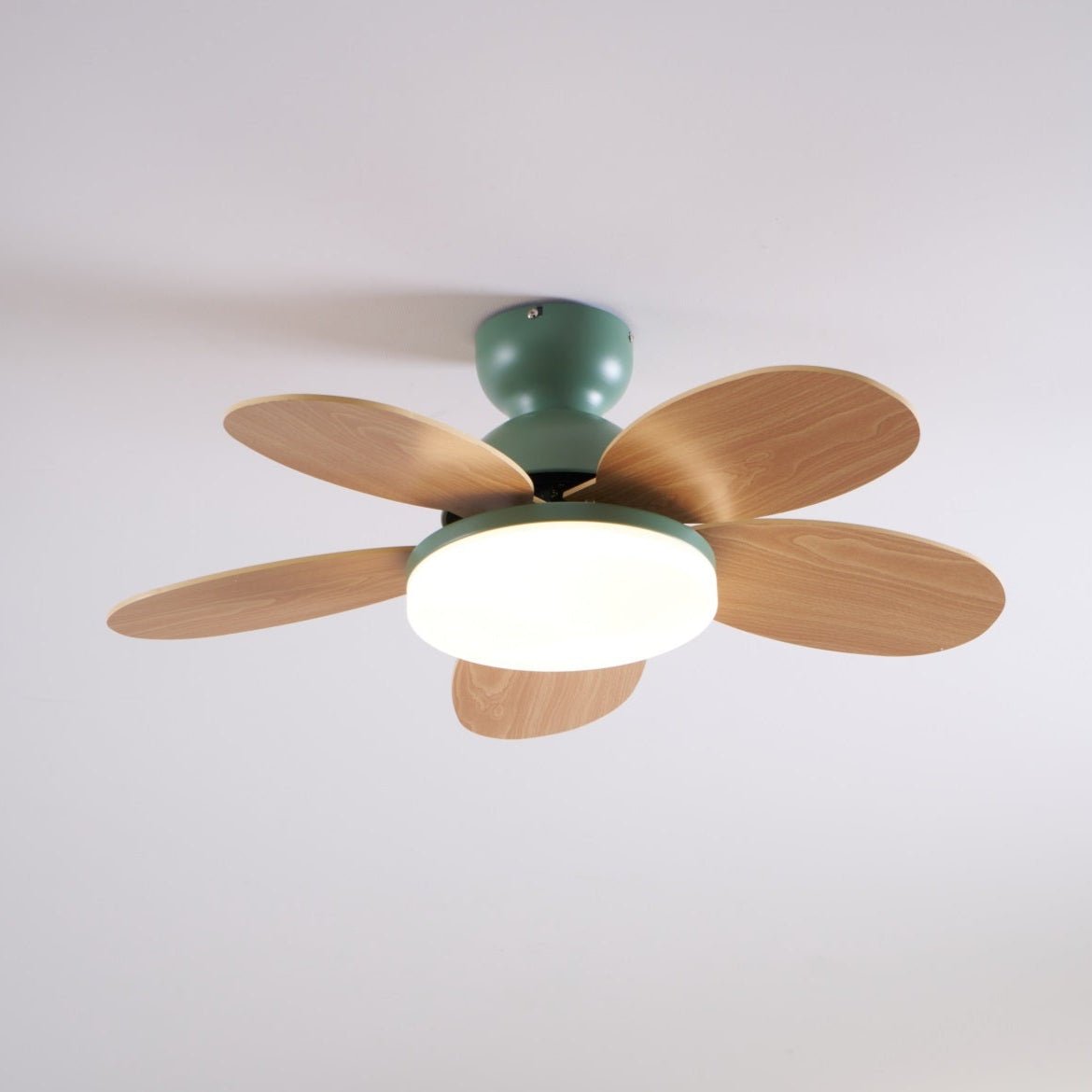 Deckenventilator mit blütenförmigen Holzflügeln
