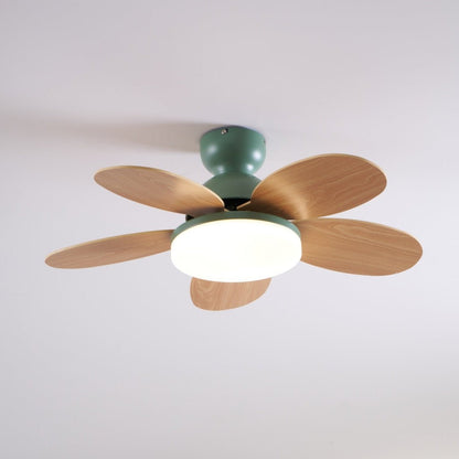 Deckenventilator mit blütenförmigen Holzflügeln