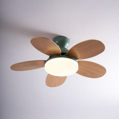 Deckenventilator mit blütenförmigen Holzflügeln