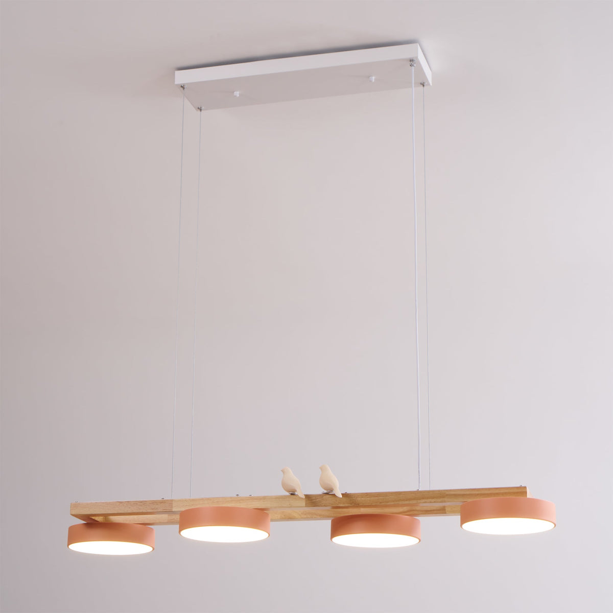 Lineare Holzpendelleuchte mit Vogelmotiv