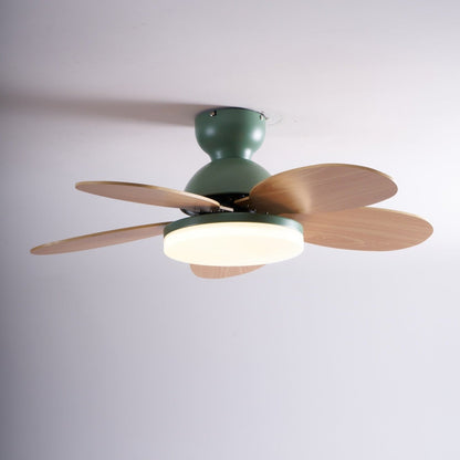 Deckenventilator mit blütenförmigen Holzflügeln