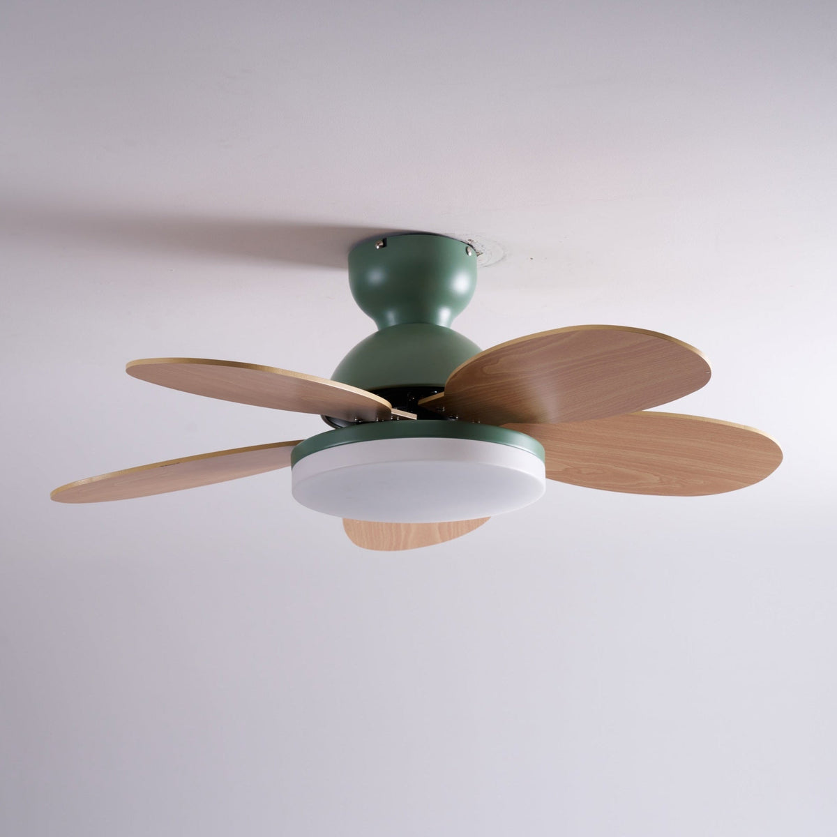 Deckenventilator mit blütenförmigen Holzflügeln