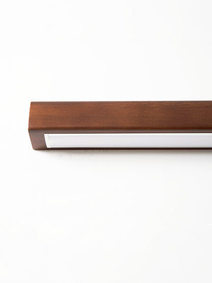 Schlanke lineare Wandleuchte aus Holz