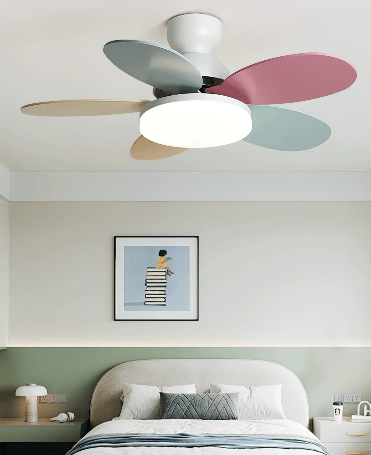Deckenventilator mit blütenförmigen Holzflügeln