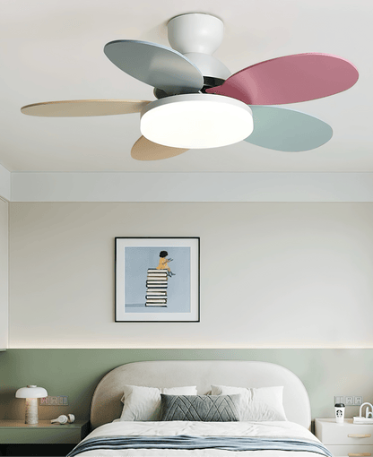 Deckenventilator mit blütenförmigen Holzflügeln