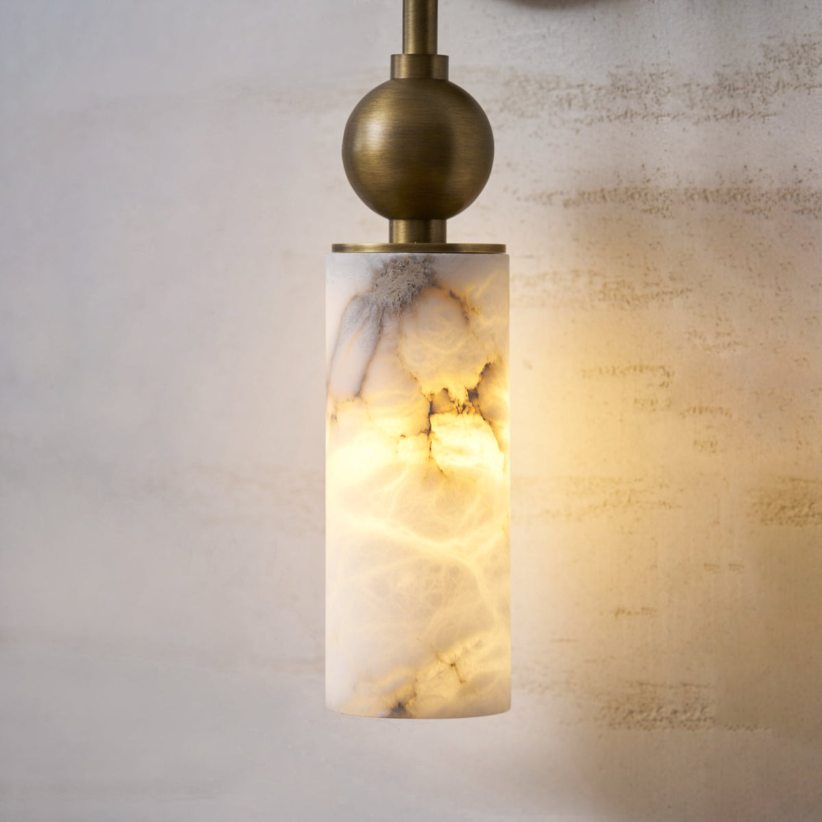 Alabaster-Wandleuchte mit Säule