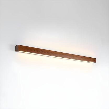 Schlanke lineare Wandleuchte aus Holz
