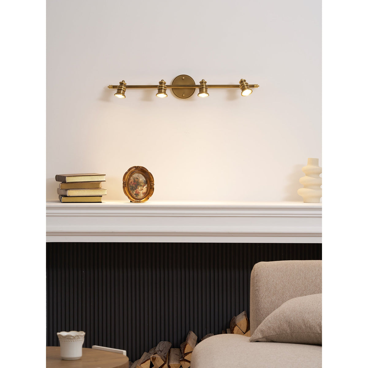 Wandleuchte mit linearem Messingstrahler