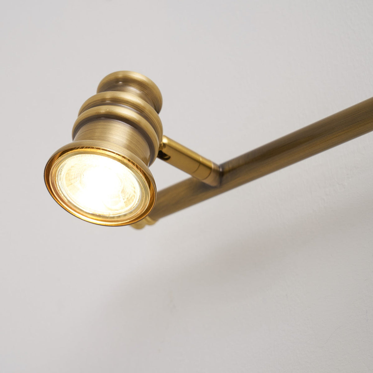Wandleuchte mit linearem Messingstrahler