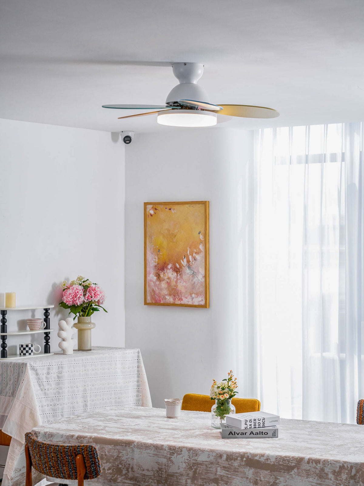 Deckenventilator mit blütenförmigen Holzflügeln