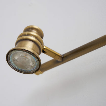 Wandleuchte mit linearem Messingstrahler