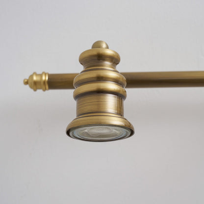 Wandleuchte mit linearem Messingstrahler