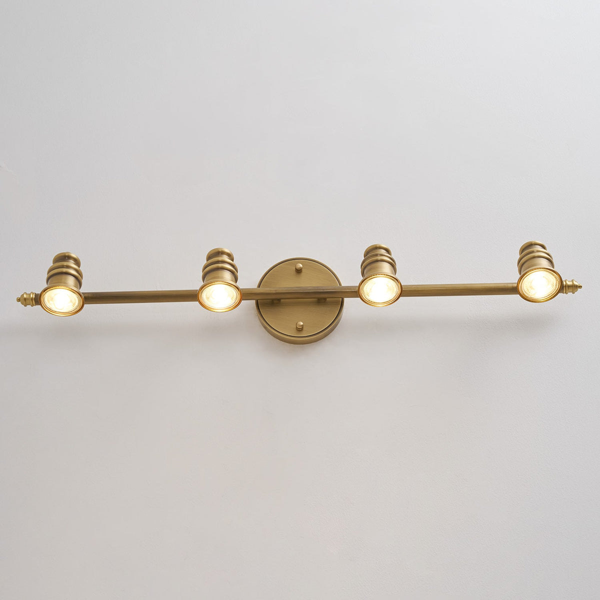 Wandleuchte mit linearem Messingstrahler