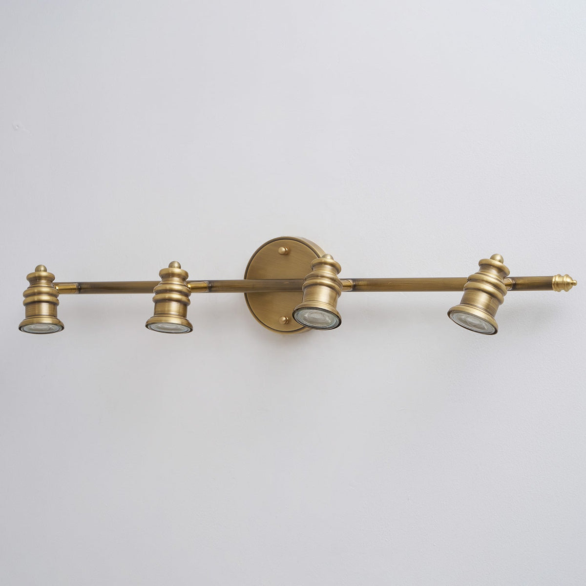 Wandleuchte mit linearem Messingstrahler