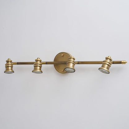 Wandleuchte mit linearem Messingstrahler