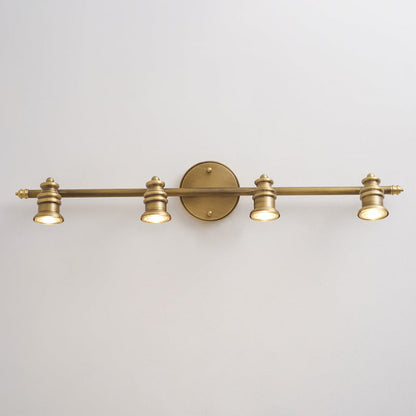 Wandleuchte mit linearem Messingstrahler
